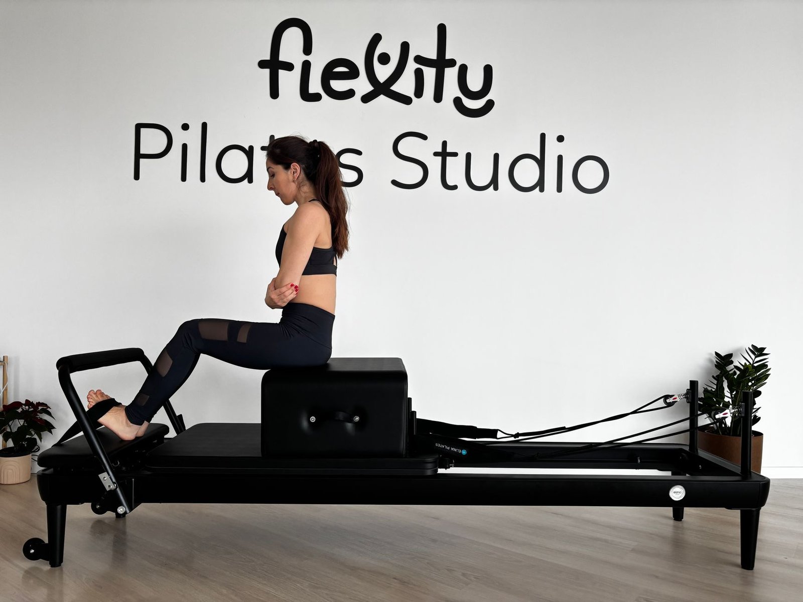 Demonstration of controlled transversus abdominis engagement and pelvic stabilization.